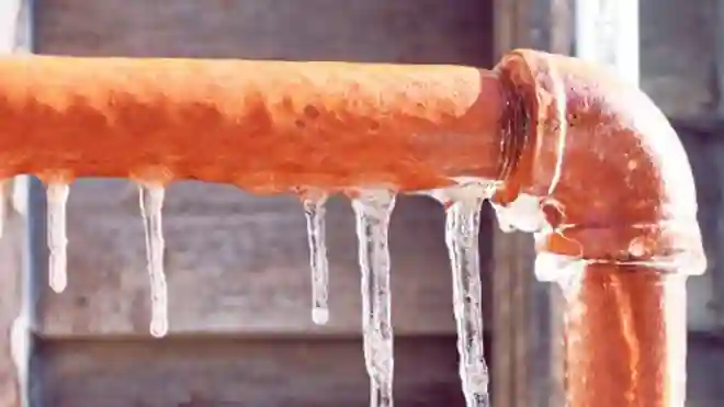 what indoor temperature do pipes freeze
